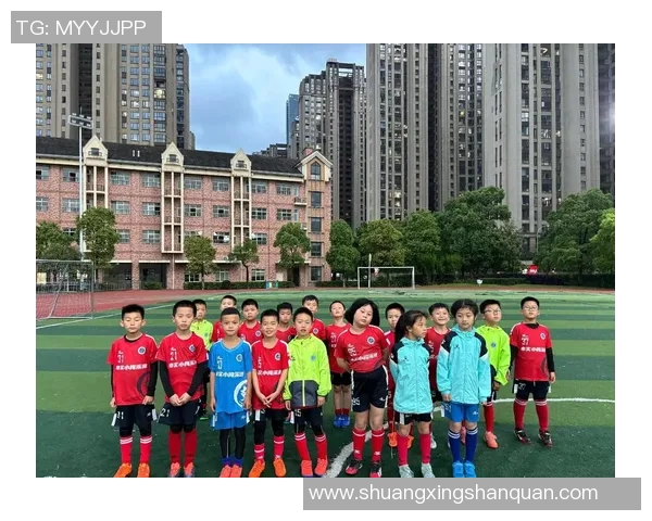 足球明星与孩子共享快乐时光一起感受绿茵场上的亲情与梦想