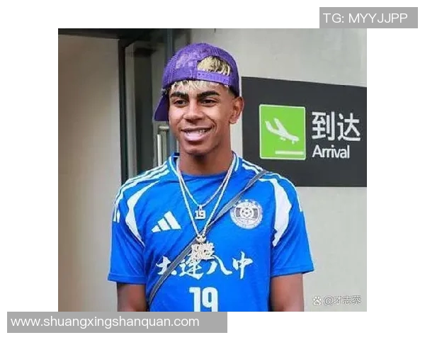 足球明星因不满球迷行为飞踢引发热议事件背后的真相与反思