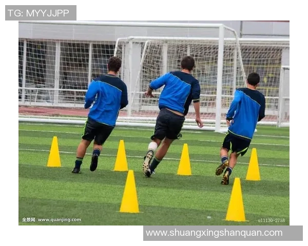 足球明星挑战极限技艺展现足球高难度技巧与精彩瞬间